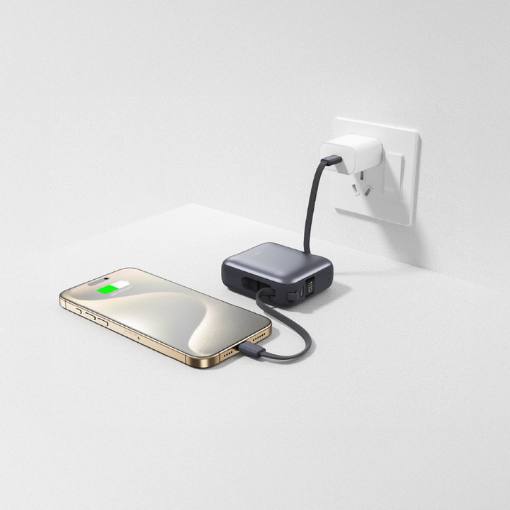 بطارية متنقلة LZEL Neurode Sync Mini بسعة 10000 مللي أمبير في الساعة، تدعم الشحن السريع PD 3.0 و QC 3.0 بقوة 22.5 واط، مع كابلات USB-C و Lightning مدمجة – لون رمادي