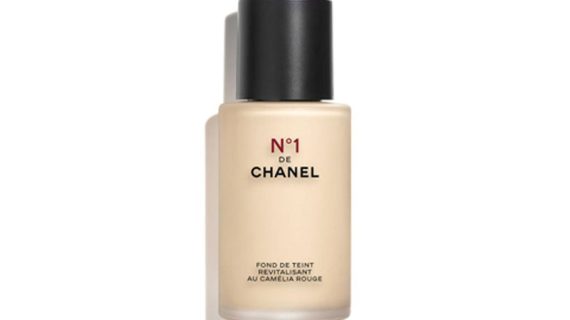 Chanel N°1 De Chanel Revitalising Foundation Illuminates - Hydrates - Protects - B10