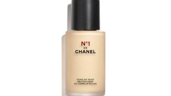 Chanel N°1 De Chanel Revitalising Foundation Illuminates - Hydrates - Protects - BD21
